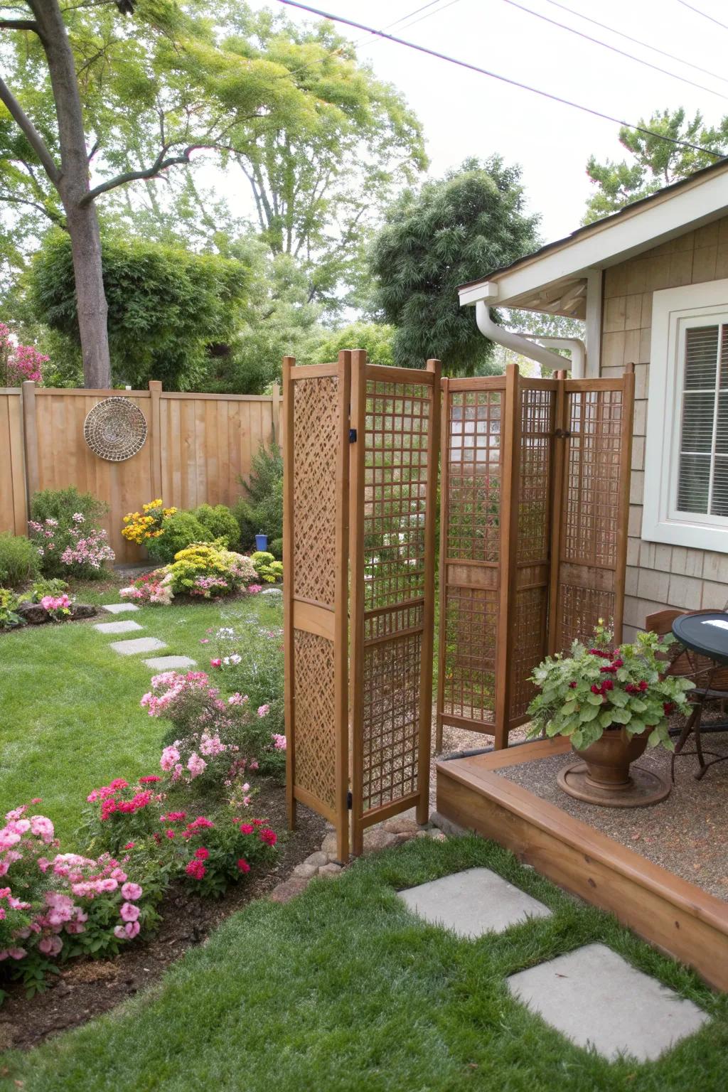DIY Cheap Lattice Fence Ideas to Transform Your Outdoor Space